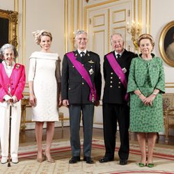 Retrato oficial de los Reyes Felipe y Matilde de Bélgica con los Reyes Fabiola, Alberto y Paola