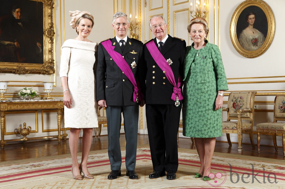 Primer retrato oficial de los Reyes Felipe y Matilde de Bélgica con los Reyes Alberto y Paola