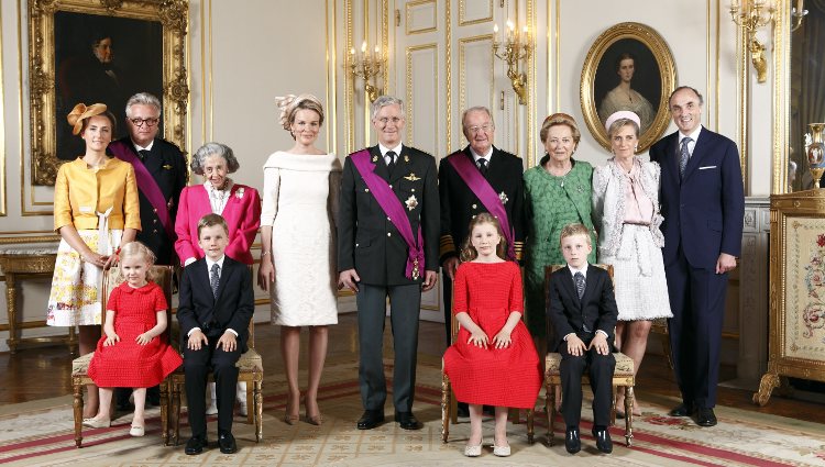 Primer retrato oficial de la Familia Real Belga tras la coronación del Rey Felipe