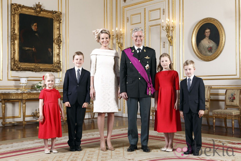 Primer retrato oficial de los Reyes Felipe y Matilde de Bélgica con sus cuatro hijos