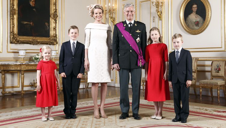 Primer retrato oficial de los Reyes Felipe y Matilde de Bélgica con sus cuatro hijos