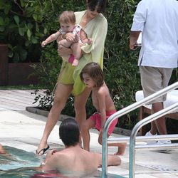 Kourtney Kardashian y Scott Disick con sus dos hijos en una piscina de Miami