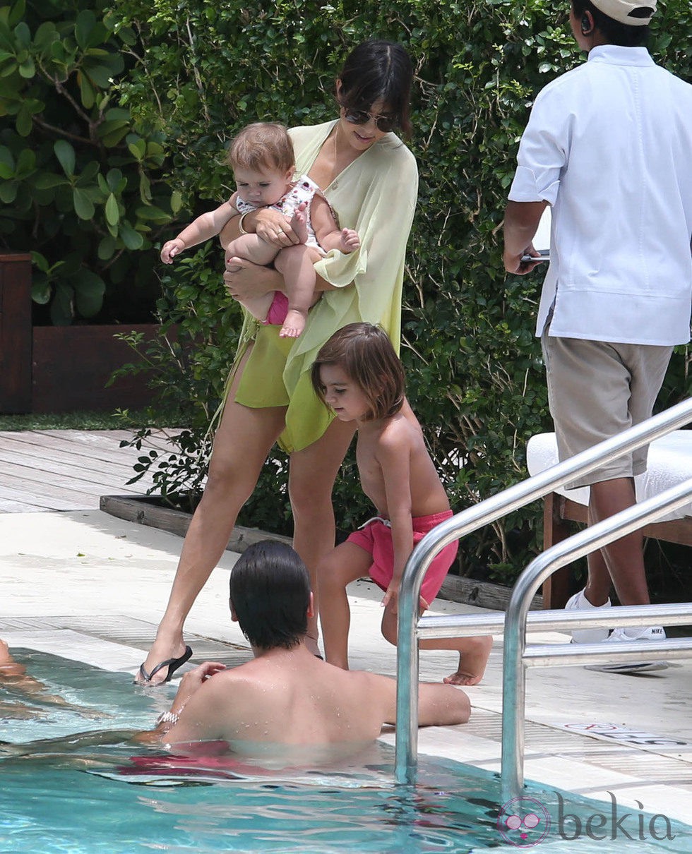 Kourtney Kardashian y Scott Disick con sus dos hijos en una piscina de Miami