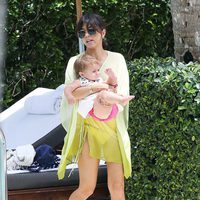 Kourtney Kardashian en una piscina de Miami con su hija Penelope Disick