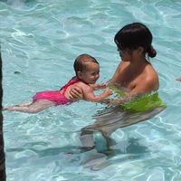 Kourtney Kardashian juega con su hija Penelope Disick en una piscina de Miami