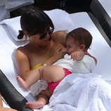 Kourtney Kardashian amamantando a su hija Penelope Disick en una piscina de Miami