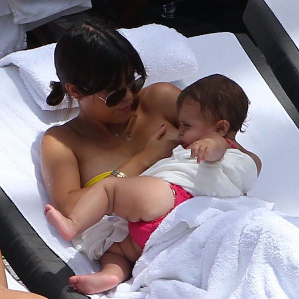 Kourtney Kardashian amamantando a su hija Penelope Disick en una piscina de...