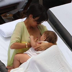 Kourtney Kardashian da de mamar  a su hija Penelope Disick en una piscina de Miami