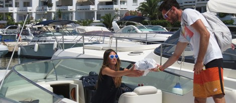 Helen Lindes y Rudy Fernández montando en un barco en Ibiza
