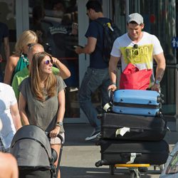 Manu Tenorio y Silvia Casas llegan a Ibiza con su hijo Pedro