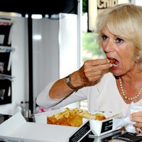 La Duquesa de Cornualles comiendo fish and chips con las manos en Yorkshire
