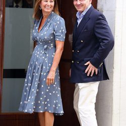 Los padres de Kate Middleton visitan a su primer nieto en el hospital