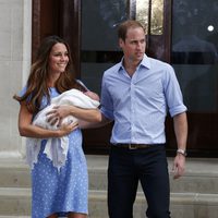 Los Duques de Cambridge presentan a su primer hijo