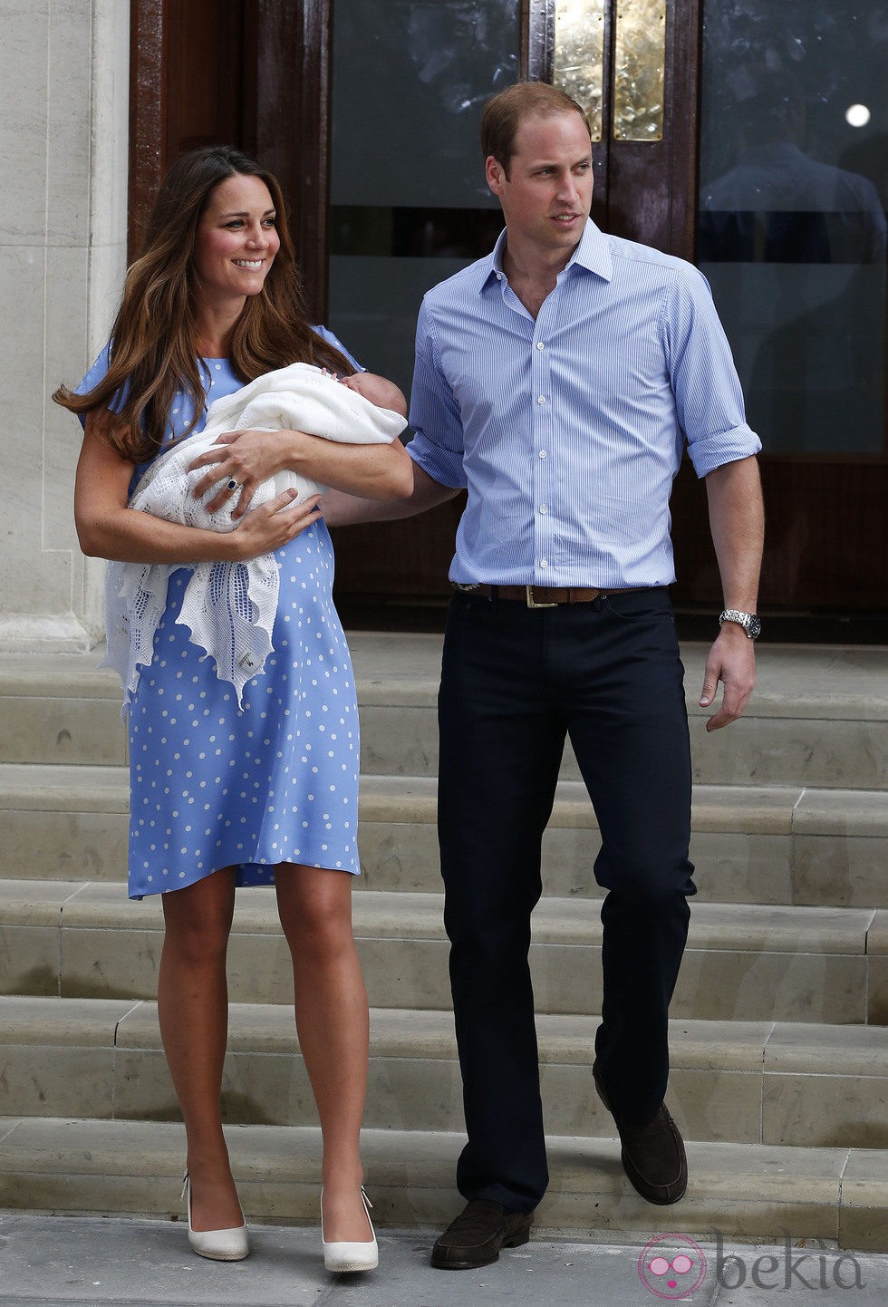 Los Duques de Cambridge presentan a su primer hijo