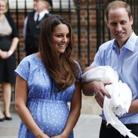 El Príncipe Guillermo y Kate Middleton en la presentación de su primer hijo