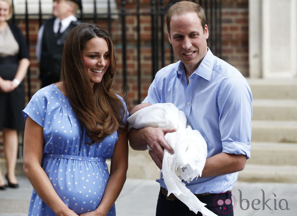 El Príncipe Guillermo y Kate Middleton en la presentación de su primer hijo