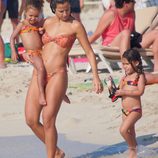 Paula Morais con las hijas de Ronaldo en Ibiza