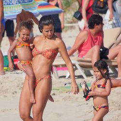 Paula Morais con las hijas de Ronaldo en Ibiza