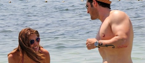 Silvia Casas salpica a Manu Tenorio en una playa de Ibiza