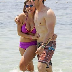 Silvia Casas y Manu Tenorio se abrazan en las playas de Ibiza