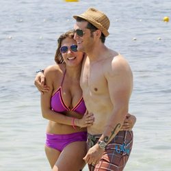 Silvia Casas y Manu Tenorio se abrazan en las playas de Ibiza