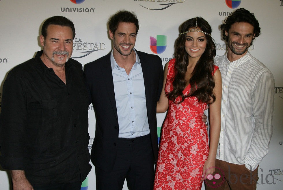 Los actores posando durante la premier de la telenovela 'La Tempestad' en Los Ángeles