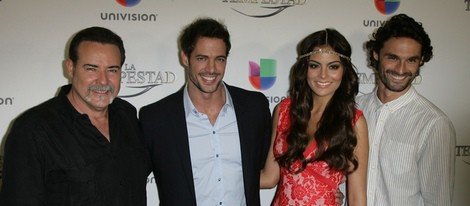 Los actores posando durante la premier de la telenovela 'La Tempestad' en Los Ángeles