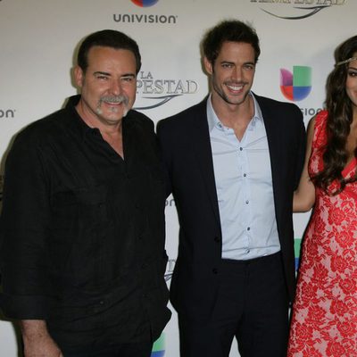 Los protagonistas en la premier de la telenovela 'La Tempestad' en Los Ángeles