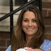 Kate Middleton sonríe con su primer hijo en sus brazos en su presentación