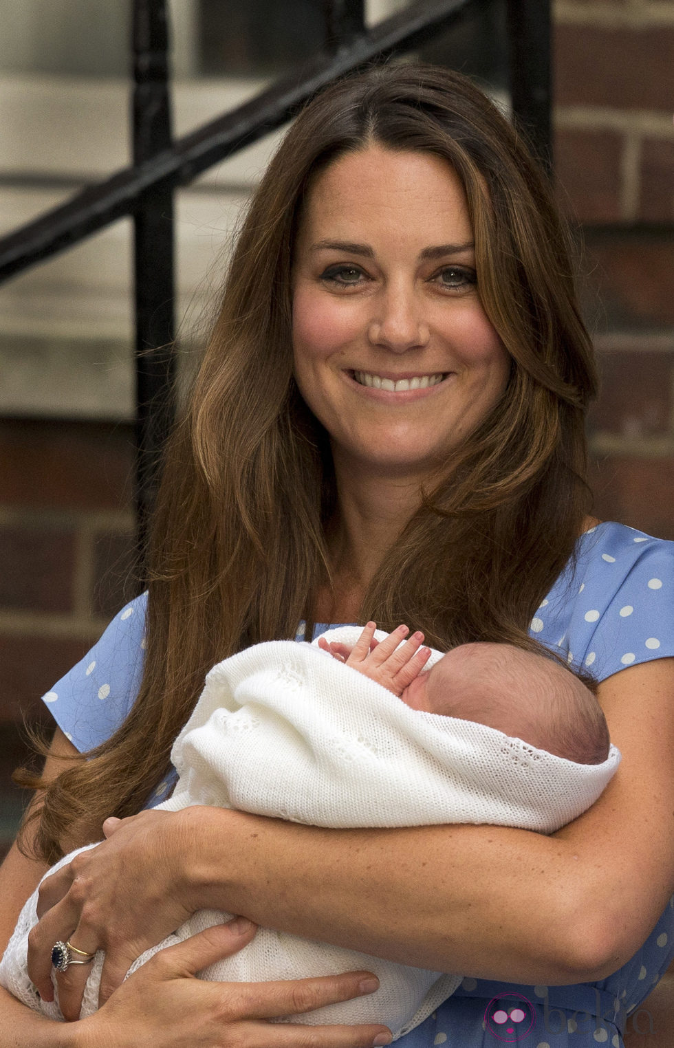 Kate Middleton sonríe con su primer hijo en sus brazos en su presentación