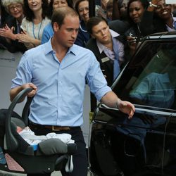 El Príncipe Guillermo mete a su primer hijo en el coche tras su presentación