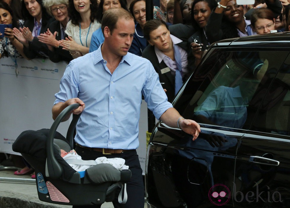 El Príncipe Guillermo mete a su primer hijo en el coche tras su presentación