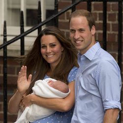 El Príncipe Guillermo y Kate Middleton sonríen y saludan con su bebé en su presentación