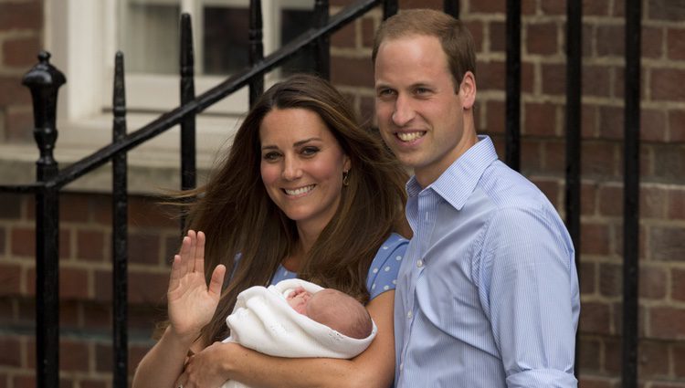 El Príncipe Guillermo y Kate Middleton sonríen y saludan con su bebé en su presentación