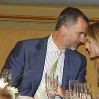 Los Príncipes Felipe y Letizia charlando en la entrega del Premio Luis Carandell
