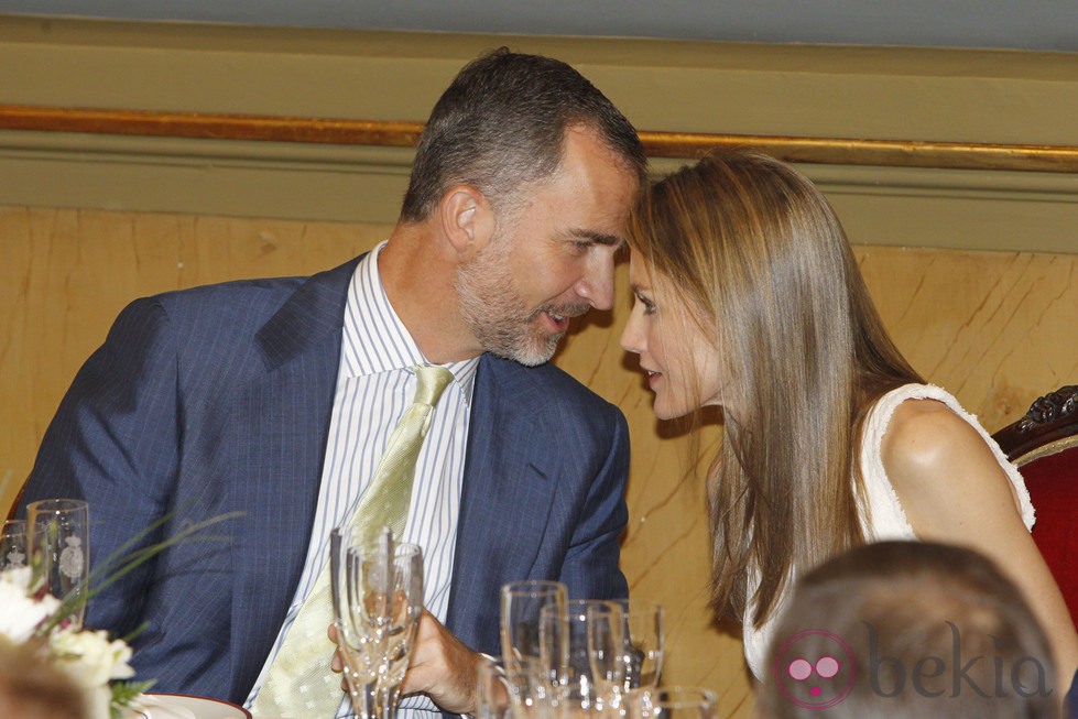 Los Príncipes Felipe y Letizia charlando en la entrega del Premio Luis Carandell