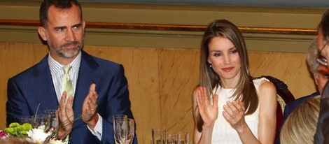 Los Príncipes Felipe y Letizia en la entrega del Premio Luis Carandell