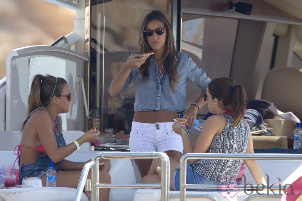 Ana Boyer comiendo pizza con unas amigas en un barco en Ibiza