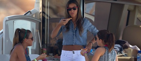 Ana Boyer comiendo pizza con unas amigas en un barco en Ibiza