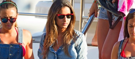 Ana Boyer y sus amigos en un barco en Ibiza