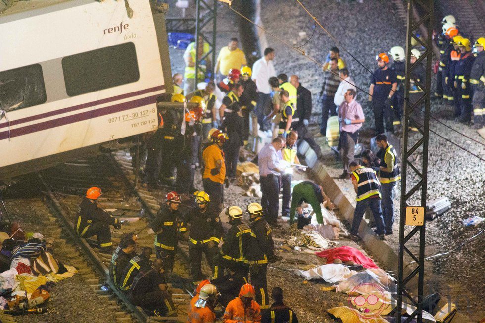 Ayudando a las víctimas de un tren en Santiago de Compostela