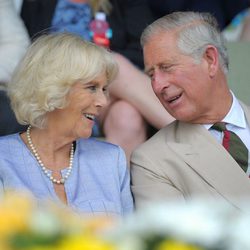 El Príncipe Carlos y Camilla Parker en su primer acto tras el nacimiento del Príncipe Jorge