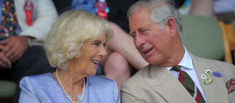 El Príncipe Carlos y Camilla Parker en su primer acto tras el nacimiento del Príncipe Jorge
