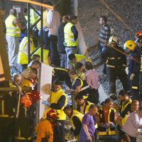 Los bomberos mueven objetos desprendidos del tren accidentado en Santiago