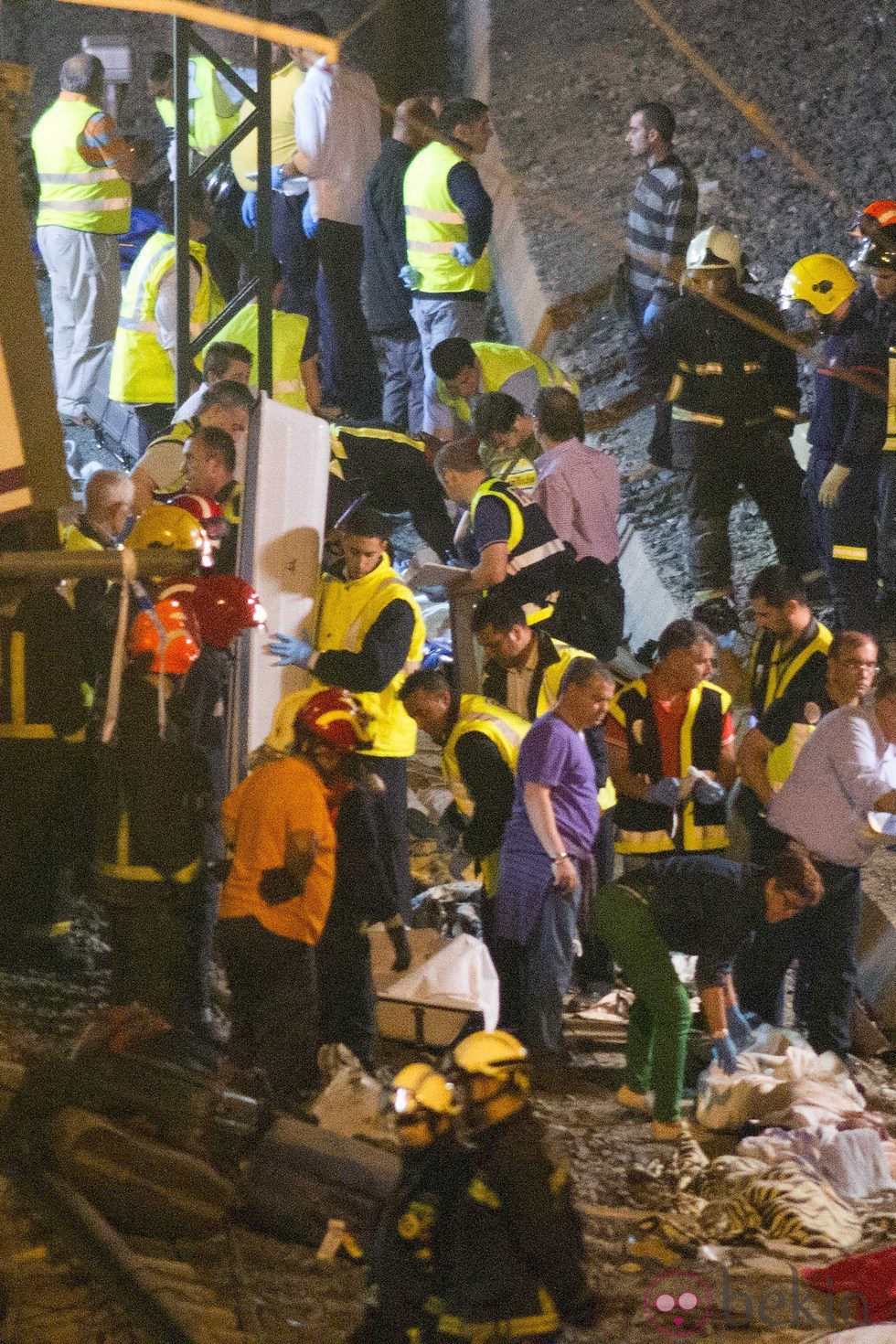 Los bomberos mueven objetos desprendidos del tren accidentado en Santiago