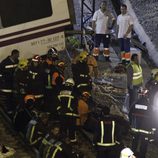 Descansan después de una dura faena tras el accidente de un tren en Santiago de Compostela