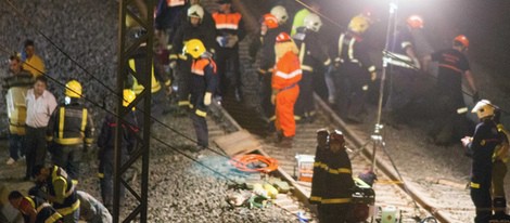 Los bomberos trabajan después del accidente de un tren en Santiago de Compostela