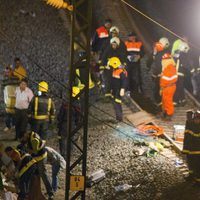 Los bomberos trabajan después del accidente de un tren en Santiago de Compostela