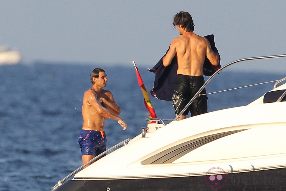 Rafa Nadal y Carlos Moyá en un barco en Mallorca