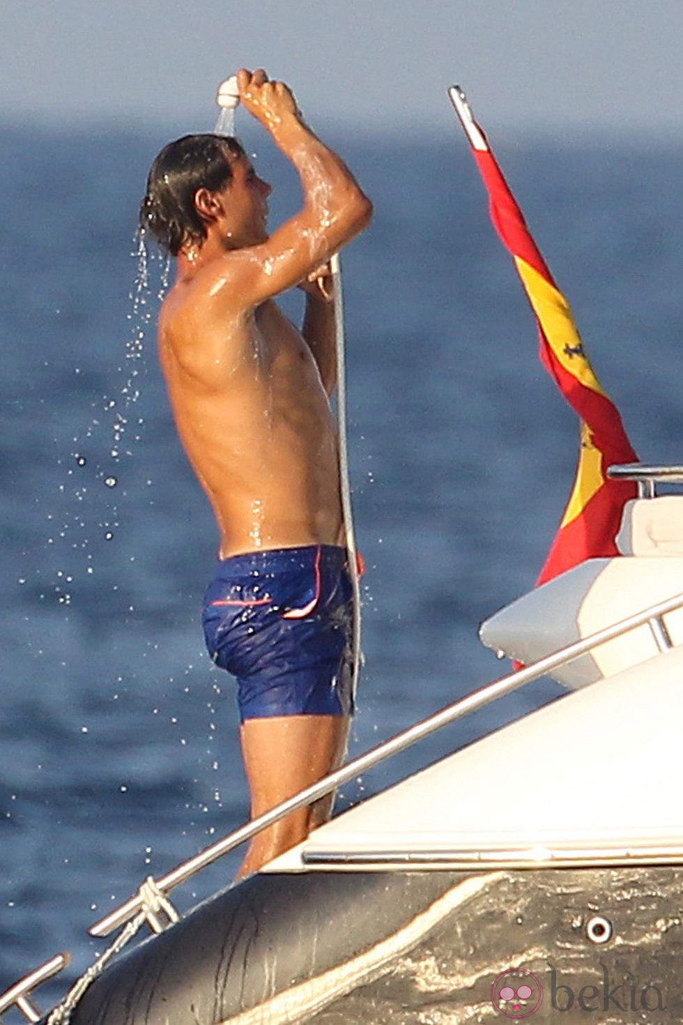 Rafa Nadal duchándose en un barco en Mallorca